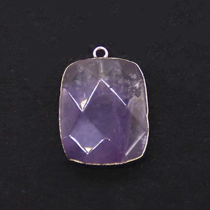 Vista macro del colgante de amatista facetada con cierre de metal plateado para joyería DIY