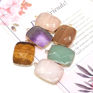 Colgantes rectangulares de piedra natural facetada con bordes dorados y fondo floral