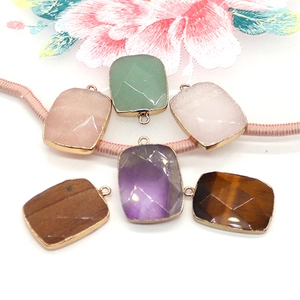 Colgantes rectangulares de piedra natural en varios colores con marco de metal chapado oro