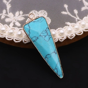 Macro de colgante triangular de piedra natural azul con borde dorado y anilla superior