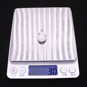 Detalle del colgante de turquesa blanca en báscula mostrando un peso exacto de 3,0 g