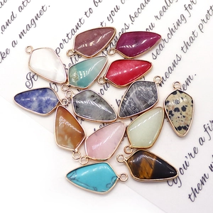 Pendentifs en œil de tigre et pierres naturelles avec bordure dorée pour bijoux artisanaux