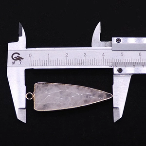 Detalle del colgante de punta de flecha de piedra natural con borde dorado de 4,8 cm