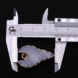 Macro-opname van de 3,5 cm lengte van de agaat hanger gemeten met een digitale schuifmaat
