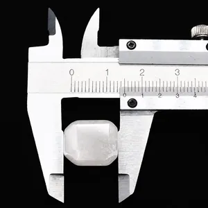 Misurazione dettagliata di una perla rettangolare in pietra naturale da 14mm con calibro