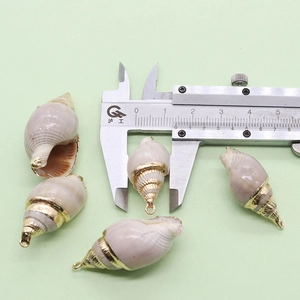 Mesure précise de la taille du pendentif en coquillage avec un pied à coulisse