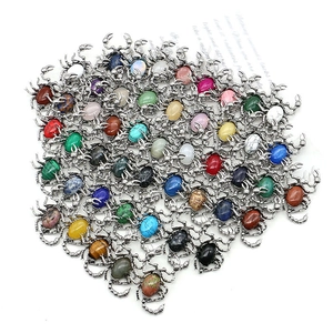 Colgante de escorpión con piedras naturales como ópalo y ágata en varios colores