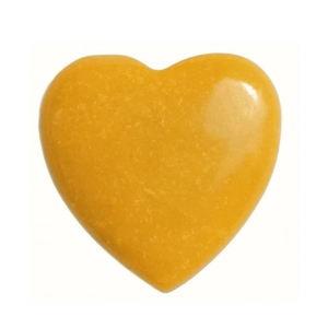 Dettaglio di pietra preziosa in giada zenzero lucidata a cuore con trama naturale
