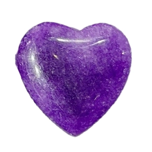 Pietra di ametista viola lucidata a forma di cuore con texture minerali naturali