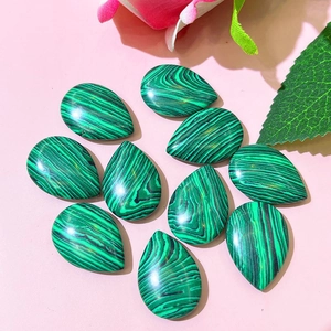 Vue macro de pierres malachites en goutte avec texture naturelle de bandes vertes