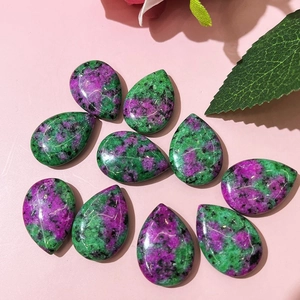 Vue macro de dix pierres précieuses Ruby in Zoisite polies en forme de goutte pour bijoux DIY