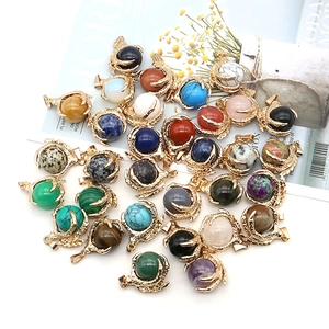 Colgantes de cuentas de cristal natural con garras de dragón doradas en colores mezclados