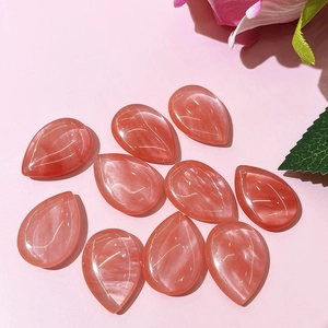 Détail de perles en pierre naturelle rose en forme de goutte avec texture pour bijoux DIY