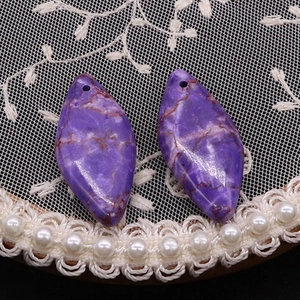 Detalle macro de colgantes de piedra imperial púrpura en forma de marquesa para joyería DIY