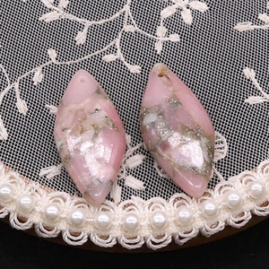 Primer plano de colgantes de piedra rosa en forma de marquesa con textura para joyería DIY