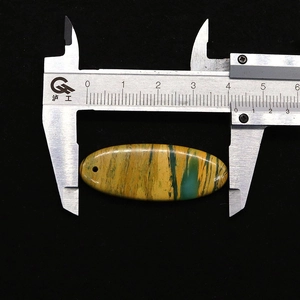 Detailansicht eines 44mm ovalen Kaiserstein-Anhängers mit gelb-grüner Naturmaserung