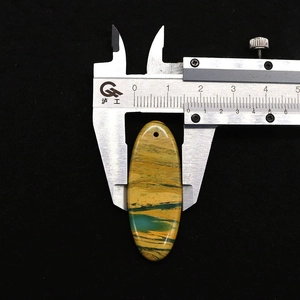Detaillierte Makroansicht zur Messung der 1,4 cm Breite des ovalen Naturstein-Anhängers
