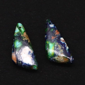 Macrodetail van natuurlijke keizersteen hangers met kleurrijke minerale texturen