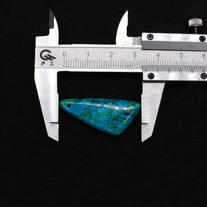 Meting van een blauw-groene driehoekige stenen hanger met een digitale schuifmaat-tool