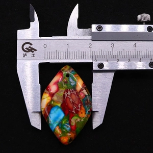 Dettaglio della misurazione di 20mm di un ciondolo multicolore in pietra imperiale