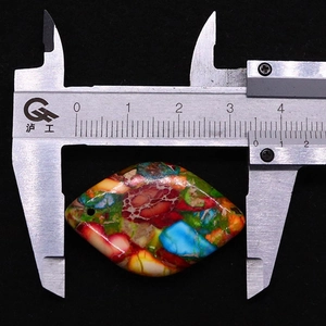 Misura del ciondolo in pietra imperatore colorata da 3,5 cm con calibro su fondo nero