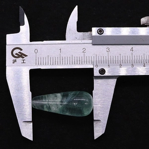 Misura dettagliata di una perla in pietra verde a goccia che mostra una lunghezza di 2,6 cm