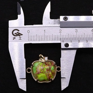 Vue de mesure du pendentif pomme en pierre impériale avec cadre doré et doubles anneaux