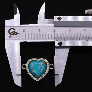 Mesure précise d'un pendentif coeur en pierre avec contour serti de cristaux