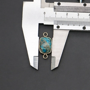 Messung eines 13mm rechteckigen Imperial-Steinanfängers mit goldener Metallbeschichtung
