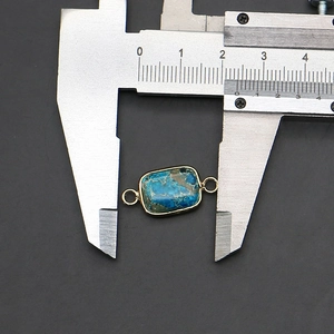 Makroansicht des blauen Imperial-Steinverbinders mit Vergoldung und Messschieber