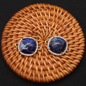 Detailansicht der blauen Steinschmuckverbinder mit Vergoldung und Zirkonia-Inlay