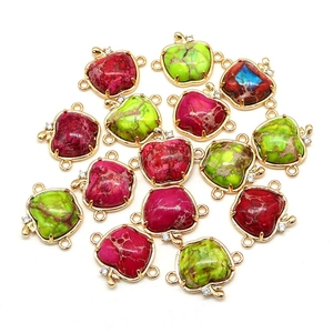 Pendentifs colorés en pierre en forme de pomme avec monture dorée et strass