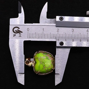 Macro-opname van appelvormige imperiale steen hanger met 18mm breedtemeting