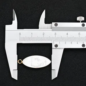Medición del tamaño del colgante de ópalo de piedra natural de 2,5 cm con un calibre