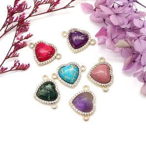 Lot de six pendentifs cœurs en pierre naturelle dorée avec incrustations de micro-strass