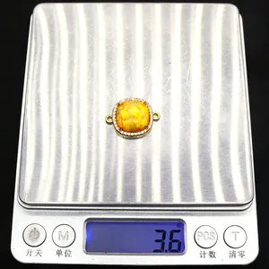 Vierkante Imperial steen hanger met kristallen met een gewicht van 3,6 gram op een weegschaal