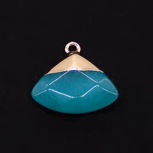 Detail van gefacetteerde waaiervormige turquoise hanger met vergulding voor DIY-sieraden
