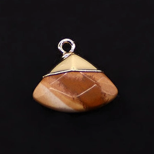 Detail van waaiervormige hanger van natuursteen met gouden sluiting voor DIY-sieraden