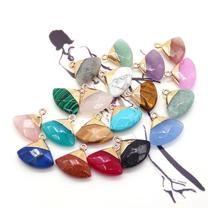 Diverse waaiervormige hangers van natuursteen met vergulding voor doe-het-zelf sieraden