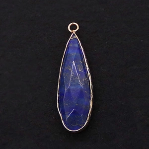 Makro-Detail des facettierten Tropfen-Lapislazuli-Anhängers mit edlem Goldrand