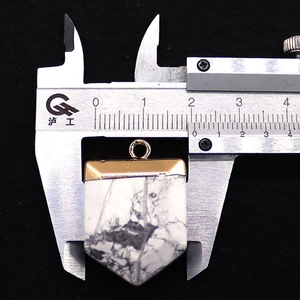 Mesure détaillée montrant la largeur de 22mm du pendentif en marbre blanc et doré