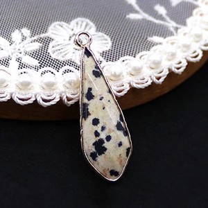 Detail van druppelvormige gevlekte steen hanger met gouden rand voor DIY sieraden maken