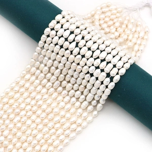Fili di perle d'acqua dolce bianche a chicco di riso su velluto verde per gioielli DIY