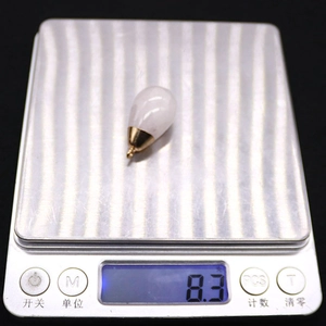 Enkele waterdruppelvormige witte stenen hanger met een gewicht van 8,3 gram op schaal