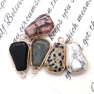 Cinque ciondoli in pietra naturale a forma di bara con bordo dorato per gioielli fai-da-te