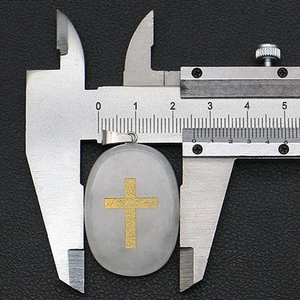Mesure précise du pendentif ovale en pierre naturelle de 25mm avec croix dorée