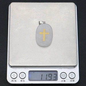 Vue macro d'un pendentif en pierre ovale affichant un poids de 11,93 g sur une balance