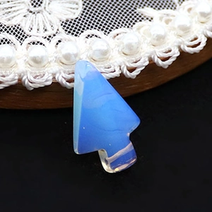 Pendentif en pierre d'opalite bleue en forme de pointe de flèche sur fond noir