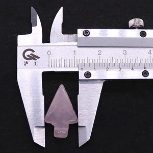 Meting van de 12 mm breedte van een roze rozenkwarts pijlpunt hanger met een schuifmaat