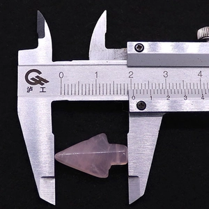 Gedetailleerde macro-opname van de 21 mm lengte van de gepolijste roze kristallen hanger